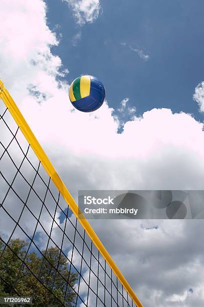 Foto de Colorido Beach Volley Rede Com Bola De e mais fotos de stock de Servir - Esporte - Servir - Esporte, Voleibol, Vôlei