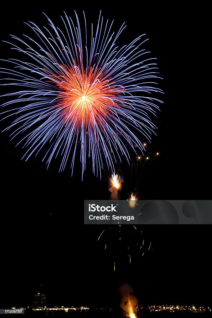 Avec une explosion de feux d'artifice - Photo de Bleu libre de droits