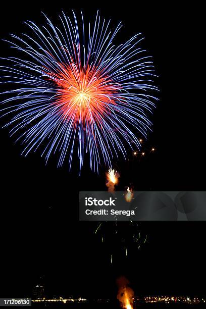 Photo libre de droit de Avec Une Explosion De Feux Dartifice banque d'images et plus d'images libres de droit de Bleu - Bleu, Boule de feu, Ciel