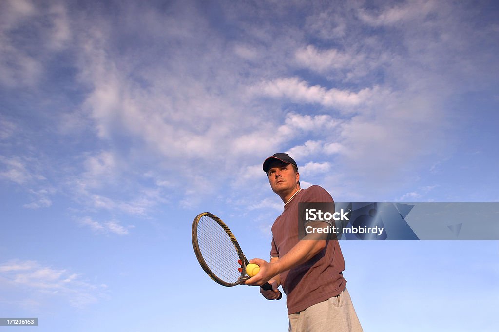 Młoda tenisistka przed służyć - Zbiór zdjęć royalty-free (Aktywny tryb życia)
