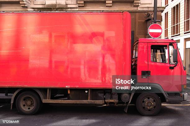 Photo libre de droit de Camion De Livraison Rouge banque d'images et plus d'images libres de droit de Poids lourd - Poids lourd, Vue latérale, Ville - Milieu urbain