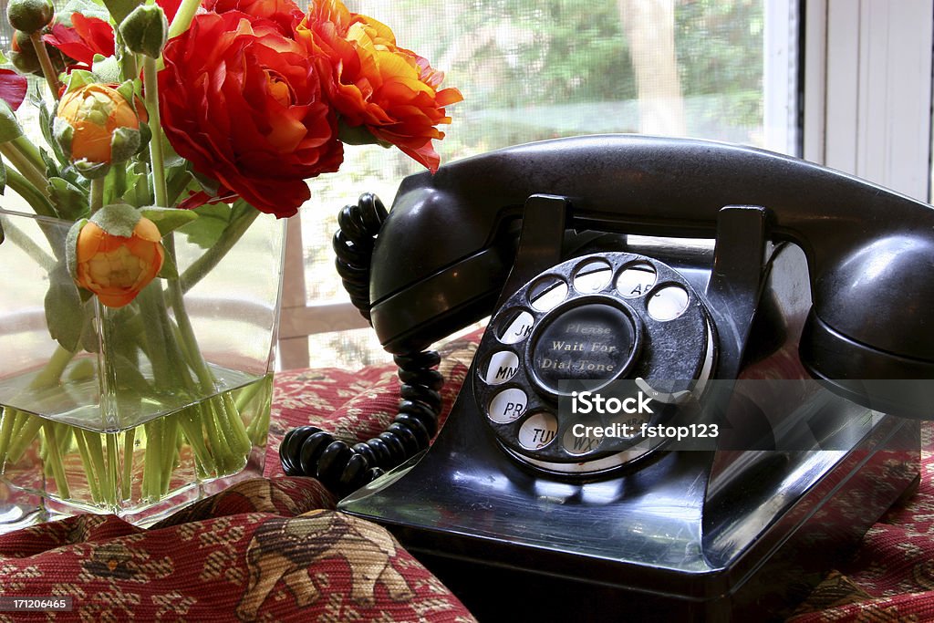 Viejo; Anticuario dial giratorio, negro Phone. hogar. - Foto de stock de Teléfono libre de derechos