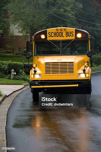 Scuolabus Su Un Mattino Umido - Fotografie stock e altre immagini di Comunità - Comunità, Tassa, Arancione