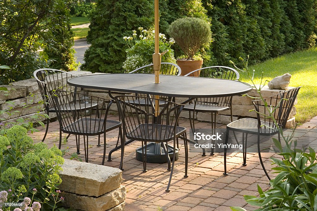 Paysage terrasse avec mobilier d'extérieur, le jardin de fleurs dans le jardin des aménagements paysagers en dur - Photo de Habitation libre de droits