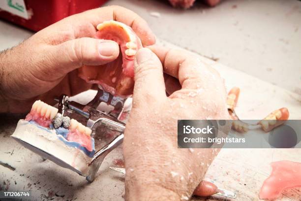 Fabrico De Prótese Dentária - Fotografias de stock e mais imagens de Adulto - Adulto, Artesão, Cuidados de Saúde e Medicina