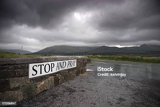 アイルランド道路脇のサイン - コネマラのストックフォトや画像を多数ご用意 - コネマラ, ゴールウェイ, 銀色