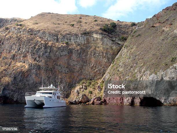 Photo libre de droit de Seul Les Cliffs banque d'images et plus d'images libres de droit de Activité de loisirs - Activité de loisirs, Baie - Eau, Bateau de plaisance