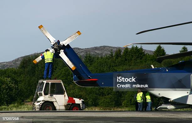 Bohrinsel Hubschrauber Rotor Inspektion Stockfoto und mehr Bilder von Hubschrauber - Hubschrauber, Reparieren, Anzug