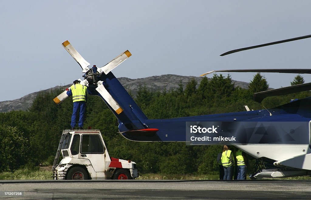 Inspeção de plataforma petrolífera rotor de helicóptero - Foto de stock de Consertar royalty-free