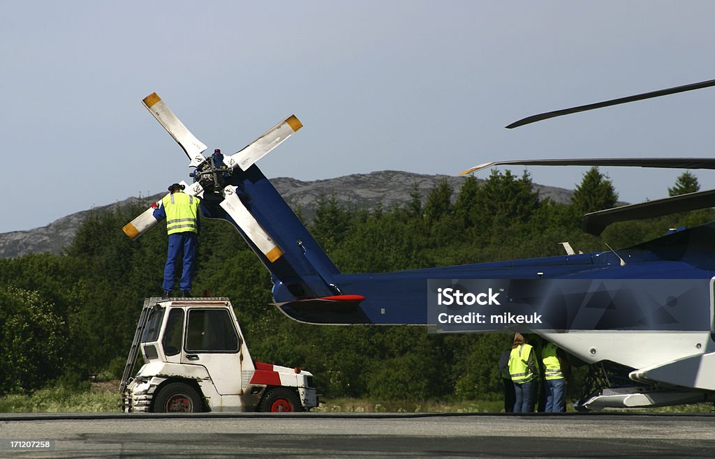 Нефтяная платформа ротор вертолета проверки - Стоковые фото Вертолёт роялти-фри