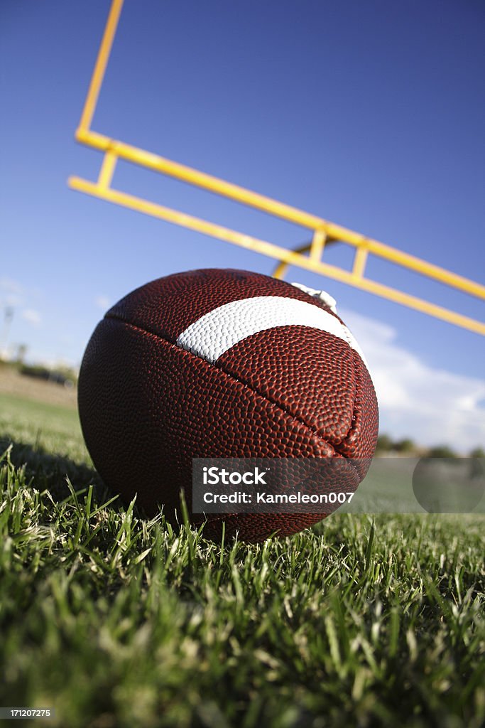 Fußball mit fieldgoal auf den Hintergrund - Lizenzfrei Amerikanischer Football Stock-Foto