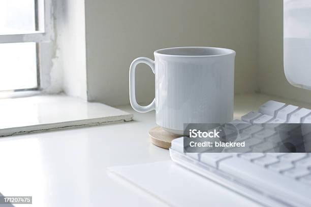 Kaffee Am Morgen Stockfoto und mehr Bilder von Heißgetränk-Gefäß - Heißgetränk-Gefäß, Schreibtisch, Weiß