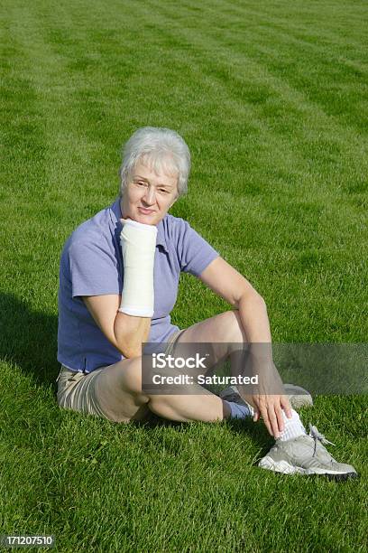 Разочарованный Женщина С Сломанная Рука — стоковые фотографии и другие картинки Сломанная рука - Сломанная рука, Пожилой возраст, 60-69 лет