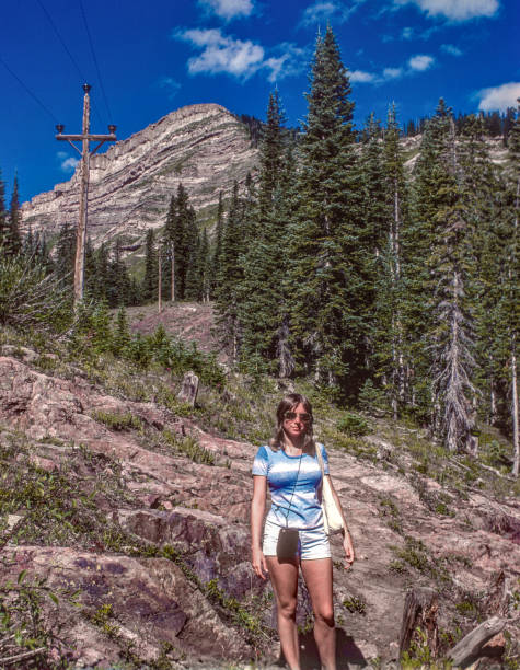 colorado us 550 - mulher visitante no coal bank pass - 1977 - coal bank pass - fotografias e filmes do acervo