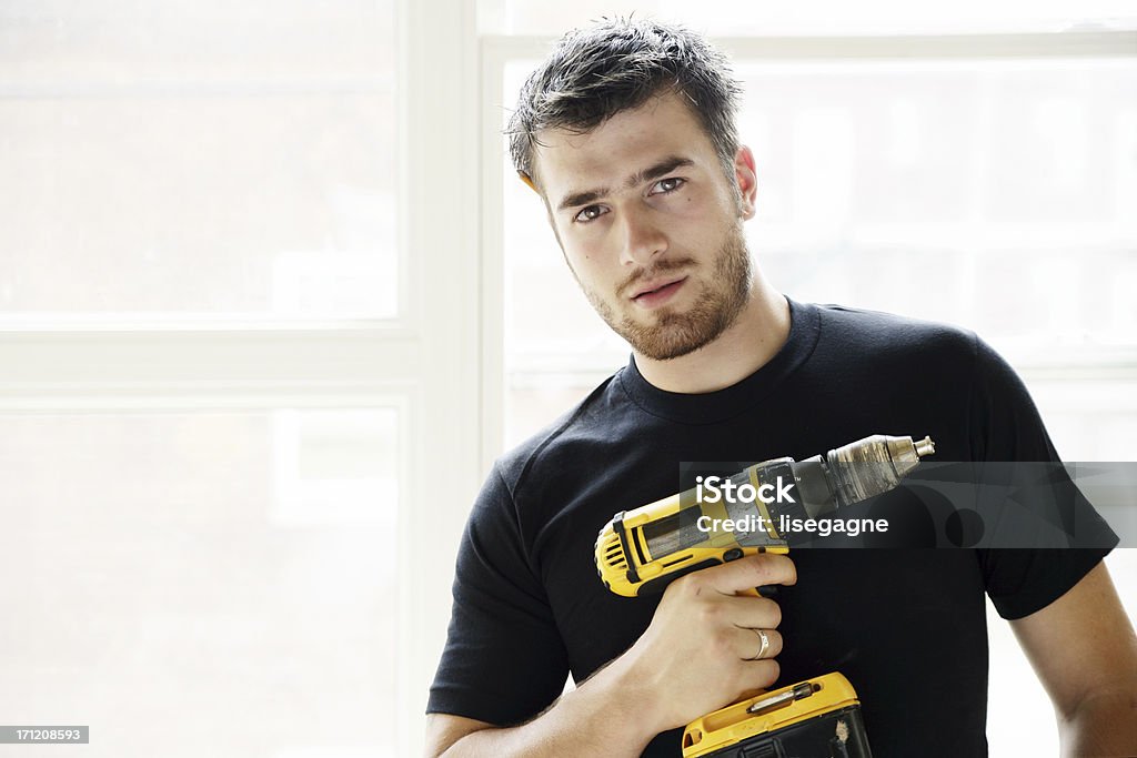 Hombre que agarra un taladro - Foto de stock de Bricolaje libre de derechos