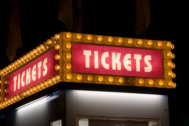 映画館とカーニバルチケットのサインにライトアップライト - movie ticket ストックフォトと画像