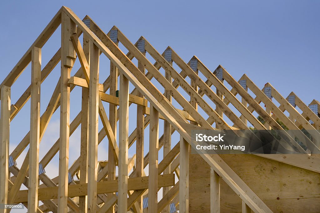 Maison en bois sur le toit, les rafteurs, une charpente de Construction - Photo de Toit libre de droits