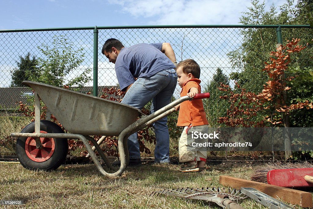 Ajudando pai - Foto de stock de Carrinho de Mão - Equipamento de jardinagem royalty-free