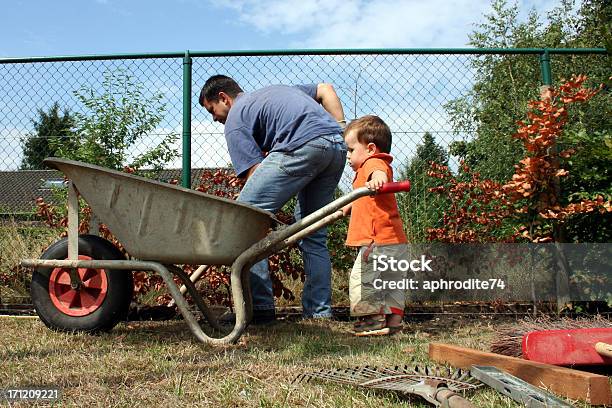 Foto de Ajudando Pai e mais fotos de stock de Carrinho de Mão - Equipamento de jardinagem - Carrinho de Mão - Equipamento de jardinagem, Criança, Documento