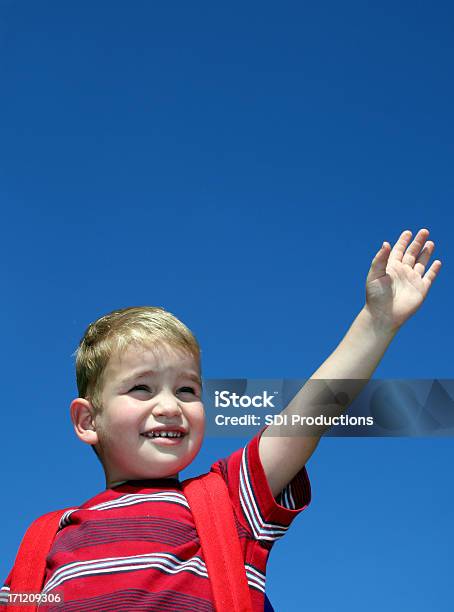 Manos En El Aire En Una Habitación Amplia De Día Foto de stock y más banco de imágenes de Aire libre - Aire libre, Niño de edad escolar, Niño de escuela primaria