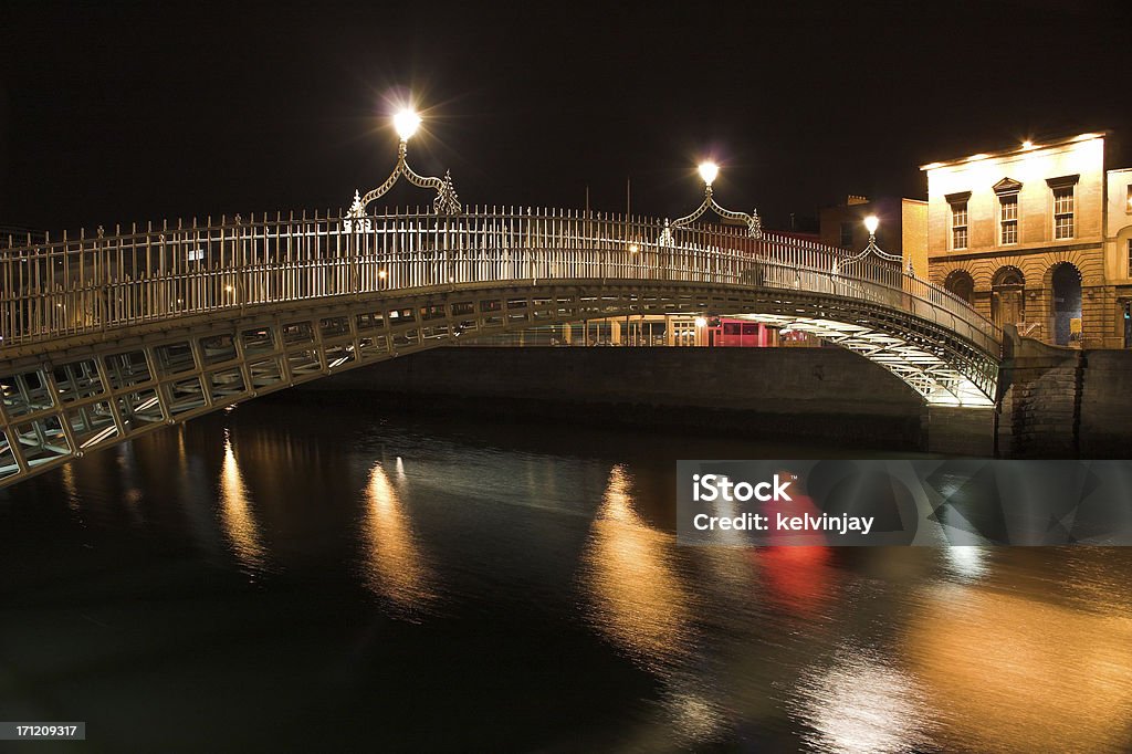 El puente de Ha'penny Dublin - Foto de stock de Agua libre de derechos