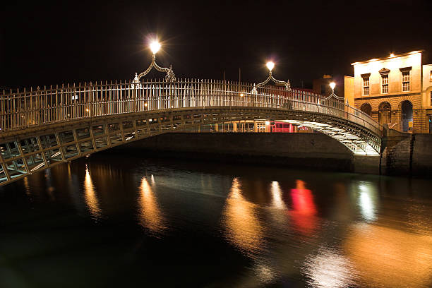 a ponte the ha'penny dublin - dublin ireland republic of ireland hapenny bridge temple bar - fotografias e filmes do acervo