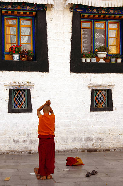 プレイングモンクの大昭寺、拉薩、チベット - monk tibet buddhism china ストックフォトと画像