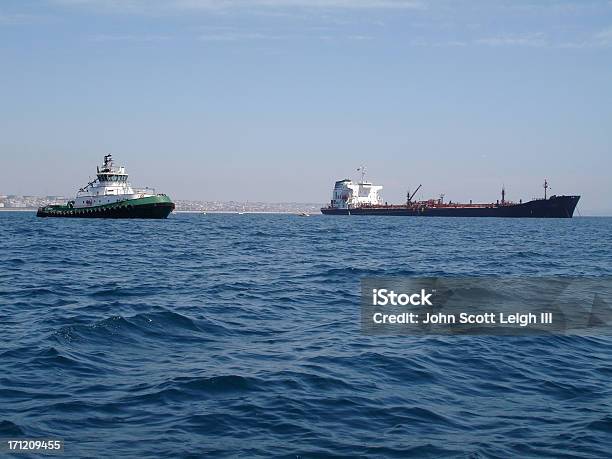 Tug E Nave Cisterna - Fotografie stock e altre immagini di Affari - Affari, Ancorato, Benzina