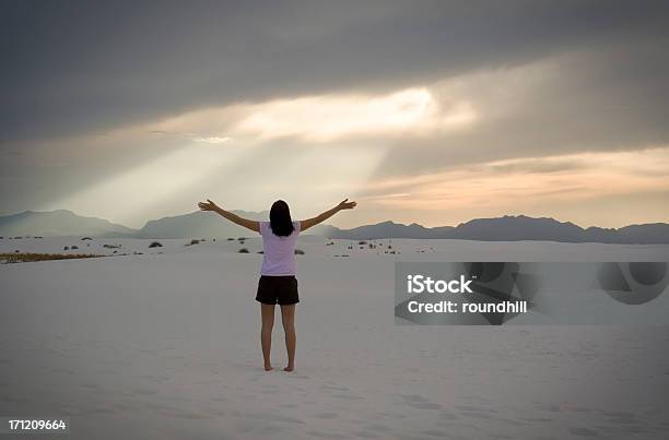 Culto - Fotografias de stock e mais imagens de Igreja - Igreja, Mulheres, Rezar