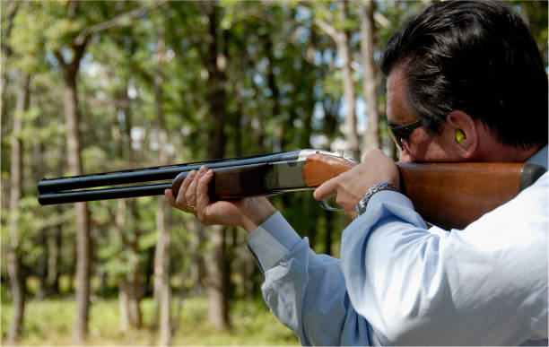 tiro al plato - skeet shooting shooting clay target shooting fotografías e imágenes de stock