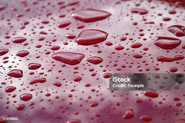 Vermelho Gotas 1 - Fotografias de stock e mais imagens de Bolha - Forma - Bolha - Forma, Carro, Chuva