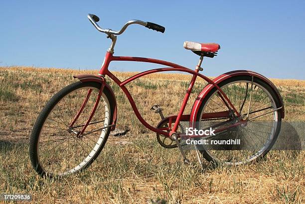 Bicicleta Vintage Vermelho - Fotografias de stock e mais imagens de Bicicleta - Bicicleta, Estilo retro, Fora de moda - Estilo