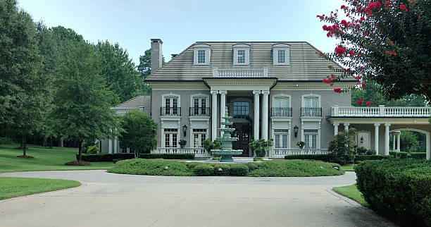 chateau-estilo casa nos subúrbios - southern mansion - fotografias e filmes do acervo