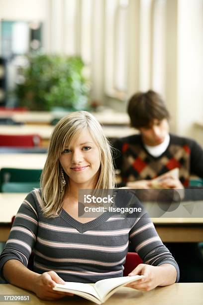 Gli Studenti - Fotografie stock e altre immagini di Adolescente - Adolescente, Adolescenza, Adulto