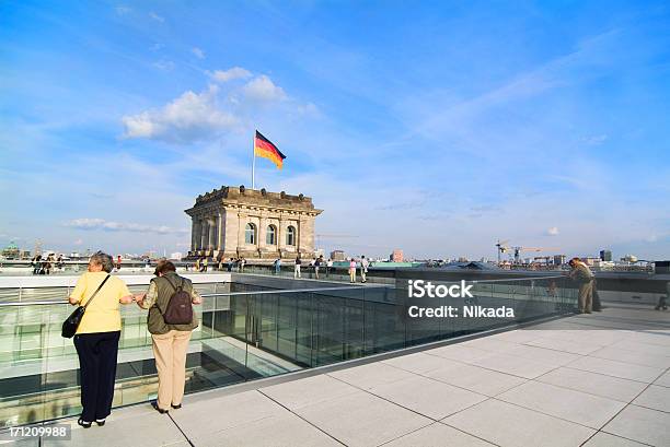 Photo libre de droit de Drapeau Allemand Sur Le Palais Du Reichstag banque d'images et plus d'images libres de droit de Affaires - Affaires, Affaires d'entreprise, Allemagne