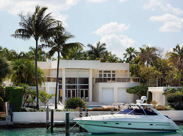 lancha amarrados en el muelle - florida house patio real estate fotografías e imágenes de stock