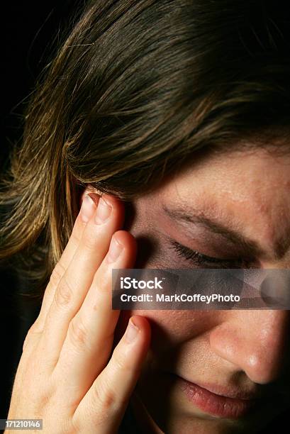 Hurt Mujer Ojo Bruised Foto de stock y más banco de imágenes de Adulto - Adulto, Agresión, Animal doméstico