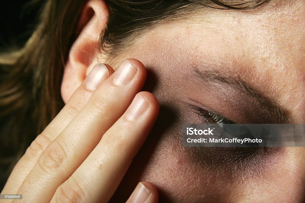 Douloureux qui ne creuseront pas le visage et le contour des yeux - Photo de Femmes libre de droits