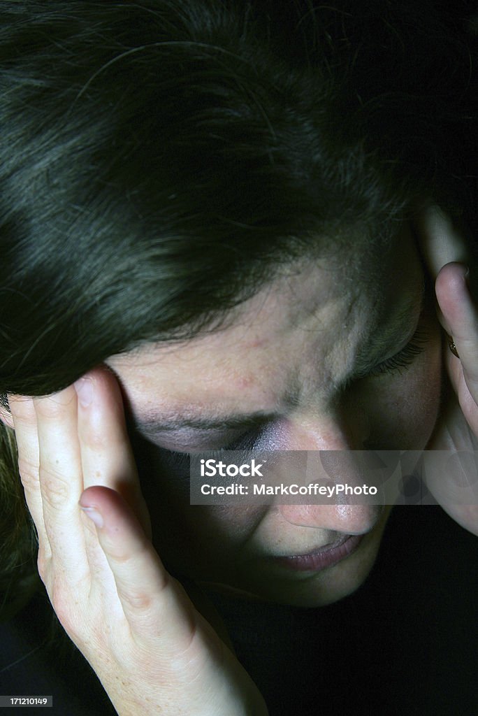Kobieta trzymając głowę zasiniona oka - Zbiór zdjęć royalty-free (Agresja)