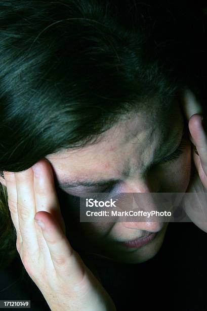 Kobieta Trzymając Głowę Zasiniona Oka - zdjęcia stockowe i więcej obrazów Agresja - Agresja, Biały, Ból