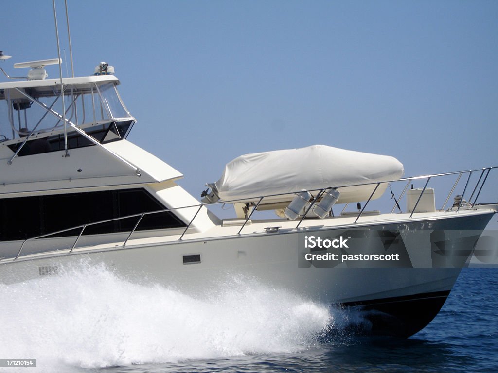 A piena velocità mezzo di trasporto marittimo Wake motoscafo Barca a motore - Foto stock royalty-free di Andare in motoscafo