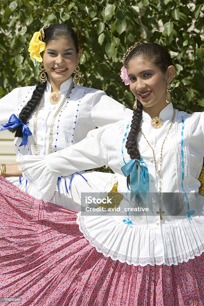 Latino bailarines en vestido tradicional - Foto de stock de Falda libre de derechos