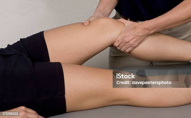 Terapia De Massagem Joelho - Fotografias de stock e mais imagens de Musculado - Musculado, Recuperação, Adulto