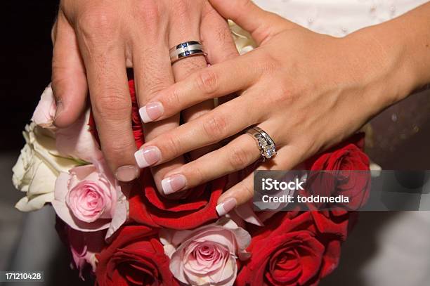 Hochzeitsringe Stockfoto und mehr Bilder von Blumenbouqet - Blumenbouqet, Braut, Bräutigam