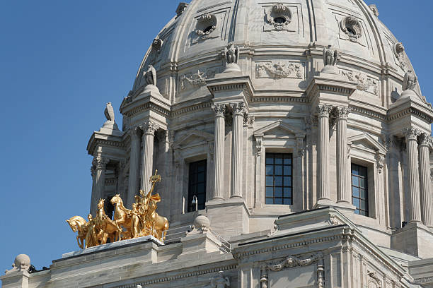 minnesota state capitol dome, regierung außenansicht des gebäudes – detail, st. paul - state representatives stock-fotos und bilder
