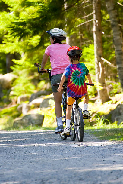 mãe e criança desfrutar de bicicleta tandem - handcarves nature sports and fitness people imagens e fotografias de stock