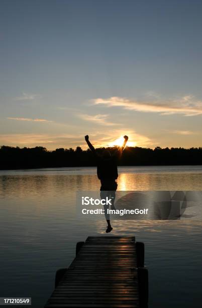 Liberdade - Fotografias de stock e mais imagens de Adulto - Adulto, Alegria, Alto - Descrição Física