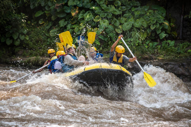 рафтинг по бурной реке в java inonesia - white water rafting фотографии стоковые фото и изображения