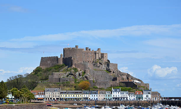 mont orgueil castle i gorey - gorey zdjęcia i obrazy z banku zdjęć