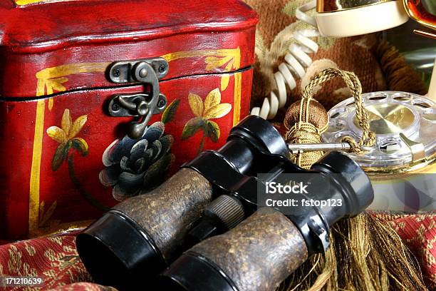 Colección De Antigüedades De Caja Teléfono Binoculares Y Old Clave Foto de stock y más banco de imágenes de Accesorio personal